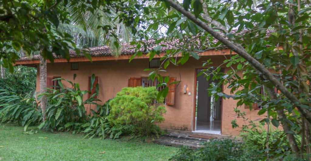 a small house with a door in a yard at Bungalow Sud in Habaraduwa Central