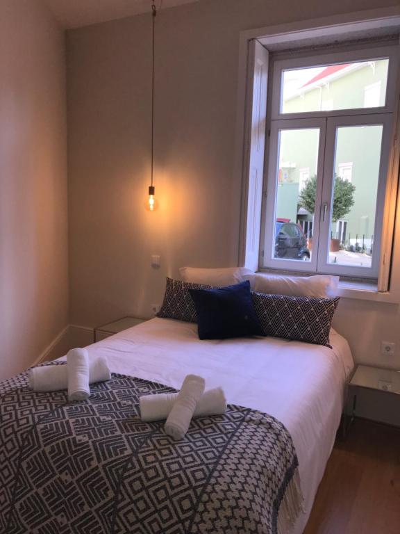 1 dormitorio con 1 cama grande y toallas. en Terrace Camões, en Oporto