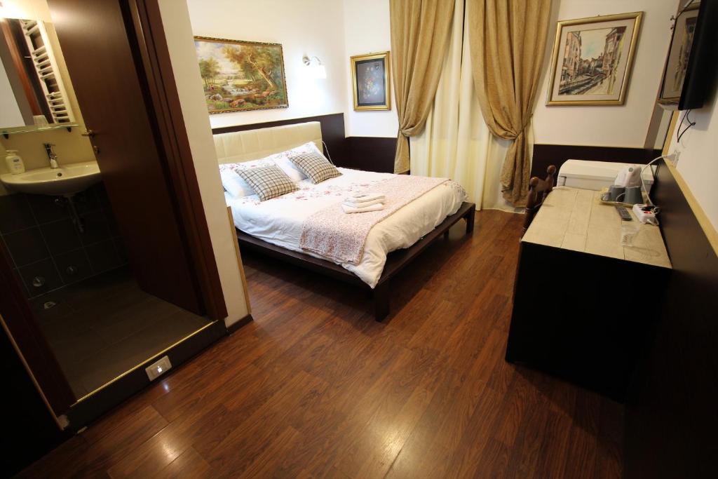 ローマにあるGold Houseの小さなベッドルーム(ベッド1台、シンク付)