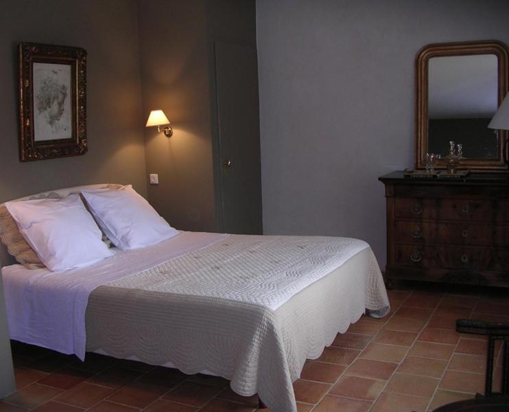 een slaapkamer met een bed, een dressoir en een spiegel bij Chambres d'Hôtes Oyhanartia in Larceveau-Arros-Cibits