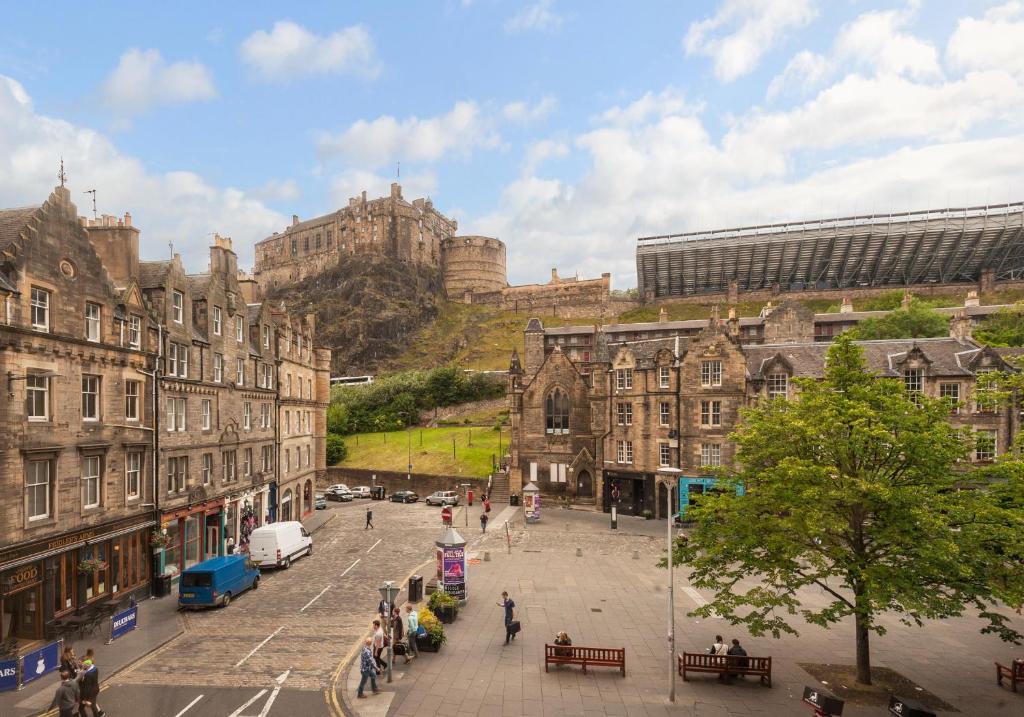 エディンバラにあるCastle Suite 1 Old Townの建物と城を背景にした街道