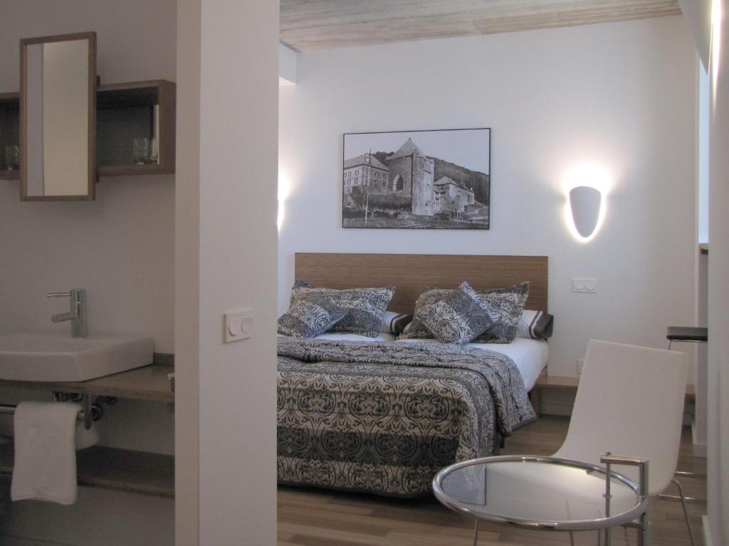 Hotel Roncesvalles Booking}