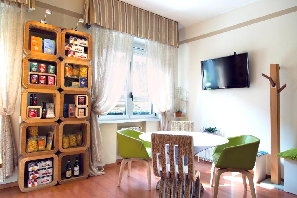 TV a/nebo společenská místnost v ubytování eco Hotel Milano & BioRiso Restaurant