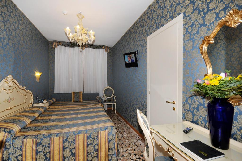 TV a/nebo společenská místnost v ubytování Hotel Il Mercante di Venezia