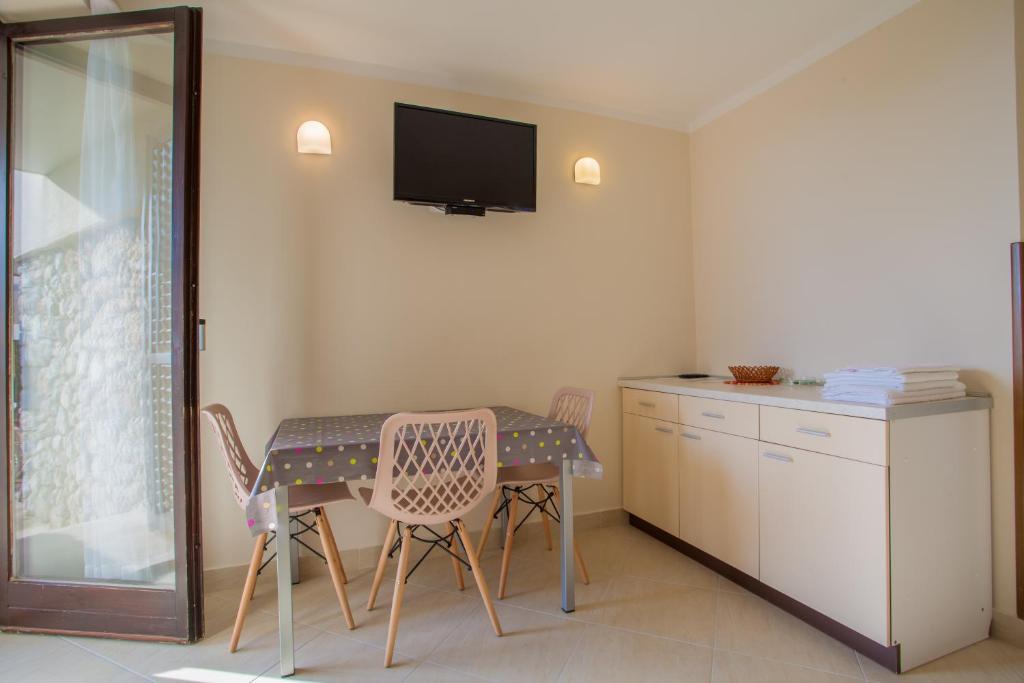 TV a/nebo společenská místnost v ubytování Apartments Ljubo & Lili