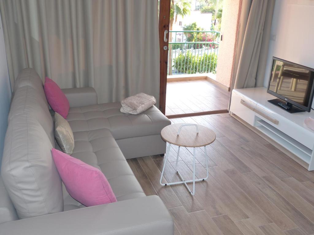 アデへにあるOcean View Apartment By Suncanariasのリビングルーム(白いソファ、ピンクの枕付)