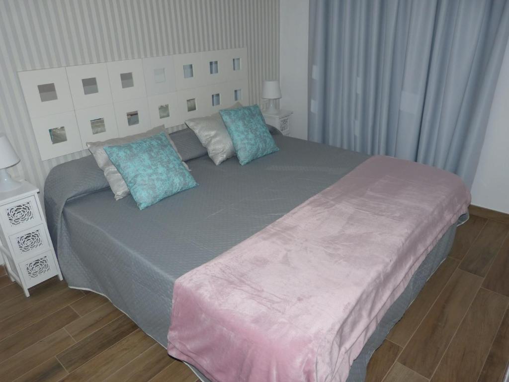A bed or beds in a room at Ocean View Apartment By Suncanarias