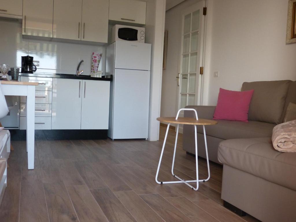 A kitchen or kitchenette at Ocean View Apartment By Suncanarias