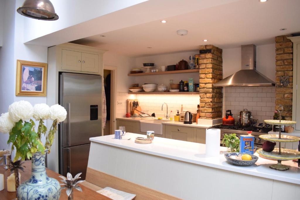 2 Bedroom Family Home in Brixton Sleeps 4にあるキッチンまたは簡易キッチン