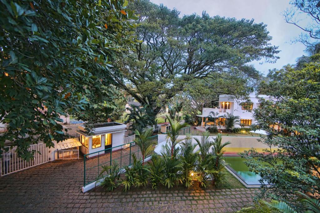 eine Luftansicht eines Hauses mit Innenhof in der Unterkunft Beach Gate Bungalows - CGH Earth in Kochi