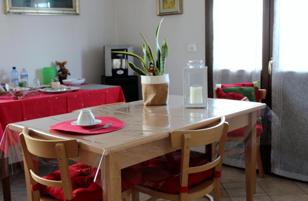 einem Esstisch mit 2 Stühlen und einem Tisch mit einer Serviette in der Unterkunft B. & B. NABUCCO in Parma