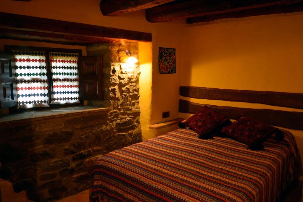 een slaapkamer met een bed en een raam bij Casa Alba Ara in Oto