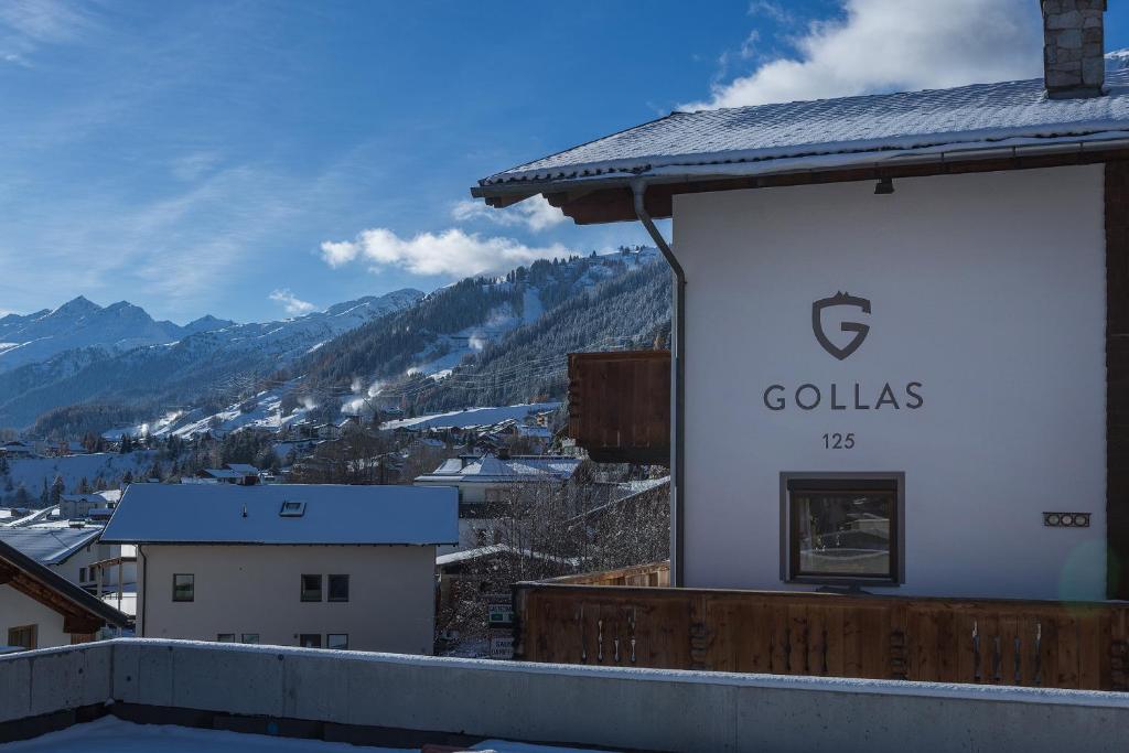 ザンクト・アントン・アム・アールベルクにあるHaus Gollasの看板付きの建物