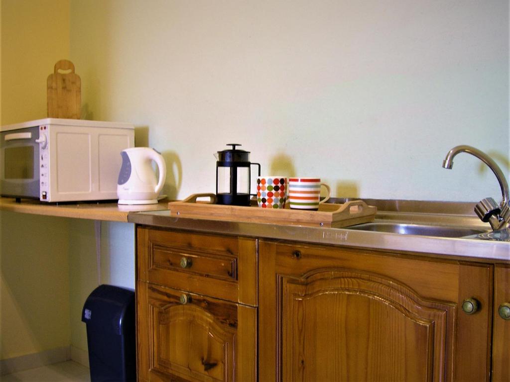 A kitchen or kitchenette at Emerald