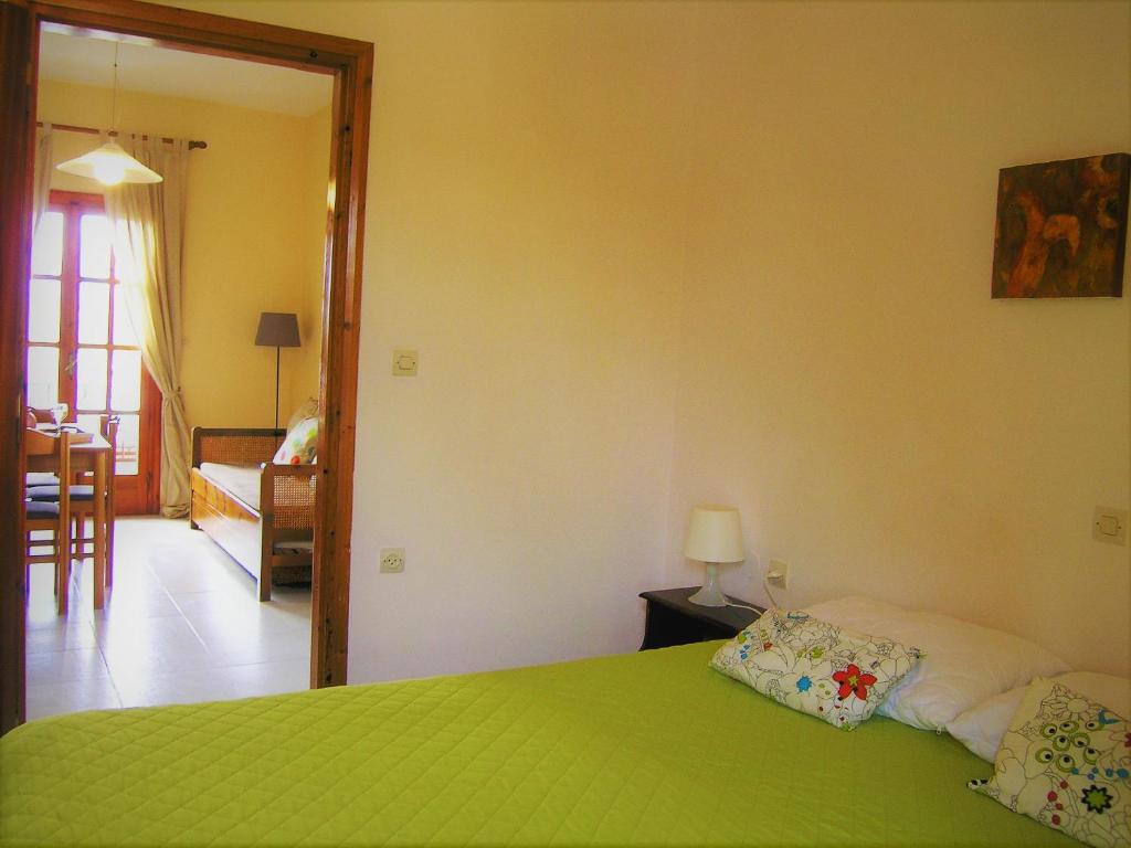 A bed or beds in a room at Emerald