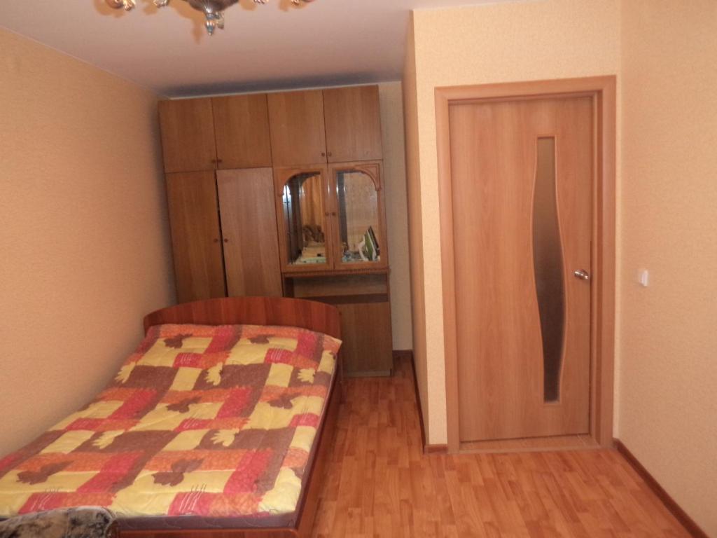 キーロフにあるАпартаменты на Ленина 114бの小さなベッドルーム(ベッド1台、キャビネット付)