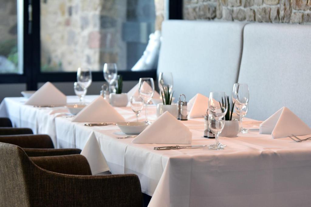 Ein Restaurant oder anderes Speiselokal in der Unterkunft Hotel Stadt Breisach 