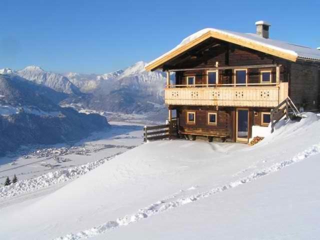 ein Haus auf einem schneebedeckten Berg in der Unterkunft Zillertaler Sennhuette in Hart im Zillertal