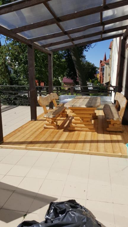 ゼレノグラーツクにあるApartments on Volodarskogo 28Aの木製のパーゴラ(木製のデッキにベンチ付)