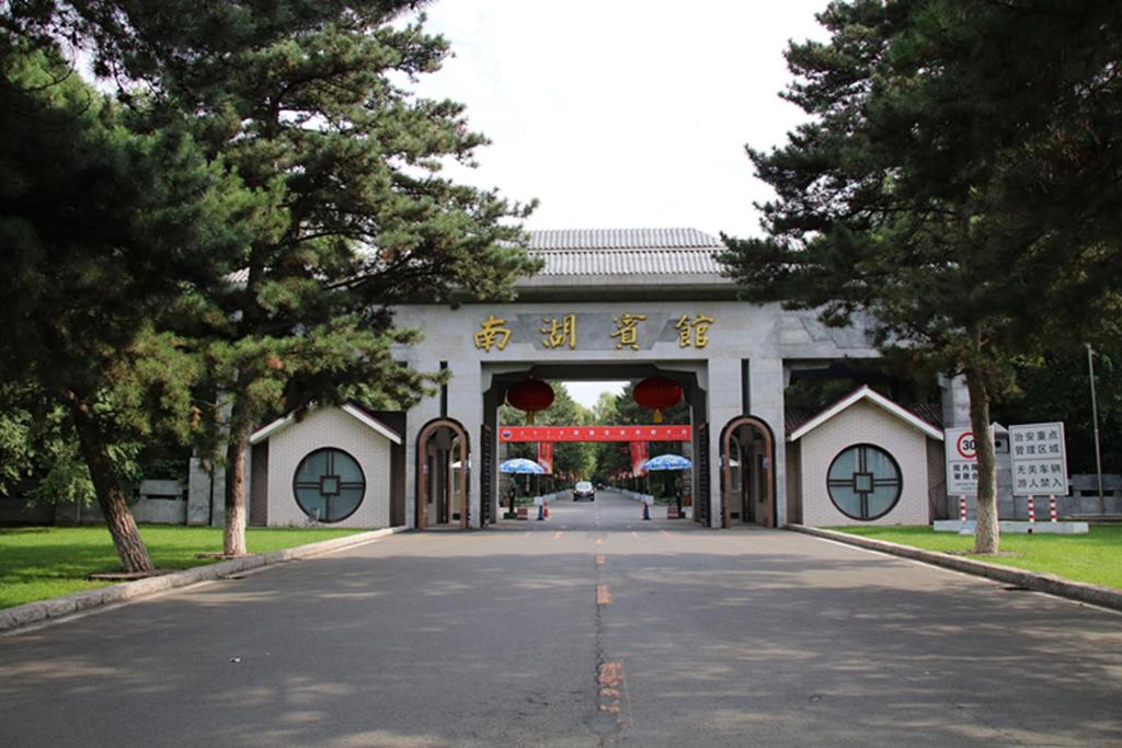 ein Gebäude mit einem Tor in der Mitte einer Straße in der Unterkunft Changchun Clear Moon Apartment by South Lake Hotel in Changchun