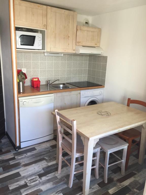 - une cuisine avec une table en bois et un évier dans l&#39;établissement Loc luz st sauveur 2, à Luz-Saint-Sauveur