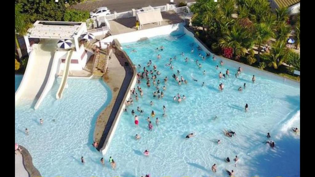 un grupo de personas en una gran piscina en L'acqua Diroma - Suítes confortáveis - Diversão garantida, en Caldas Novas