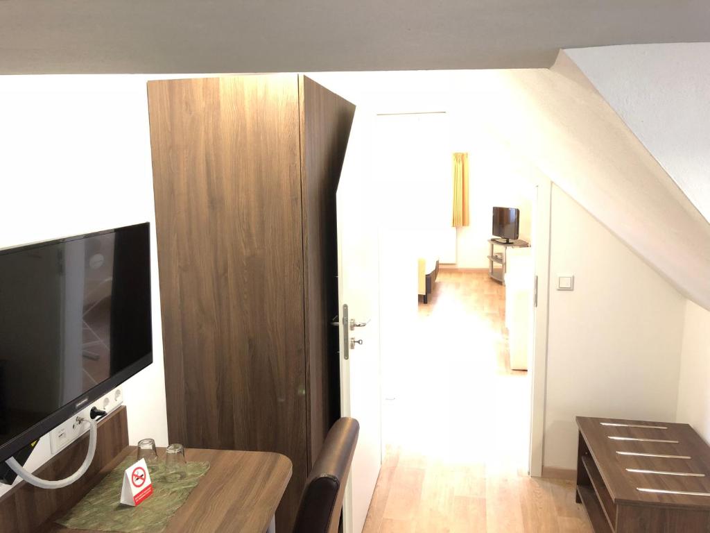 TV a/nebo společenská místnost v ubytování Hotel Garni Goldene Traube