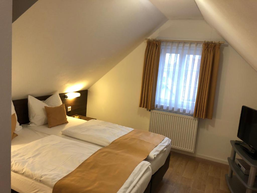 Postel nebo postele na pokoji v ubytování Hotel Garni Goldene Traube