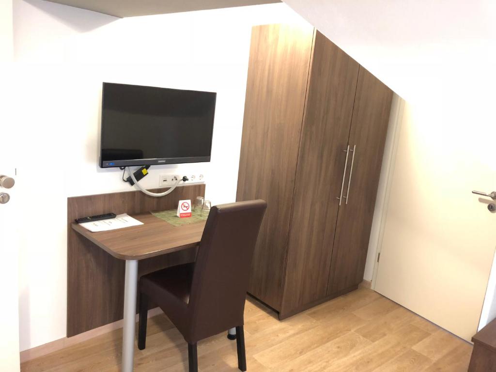 TV a/nebo společenská místnost v ubytování Hotel Garni Goldene Traube
