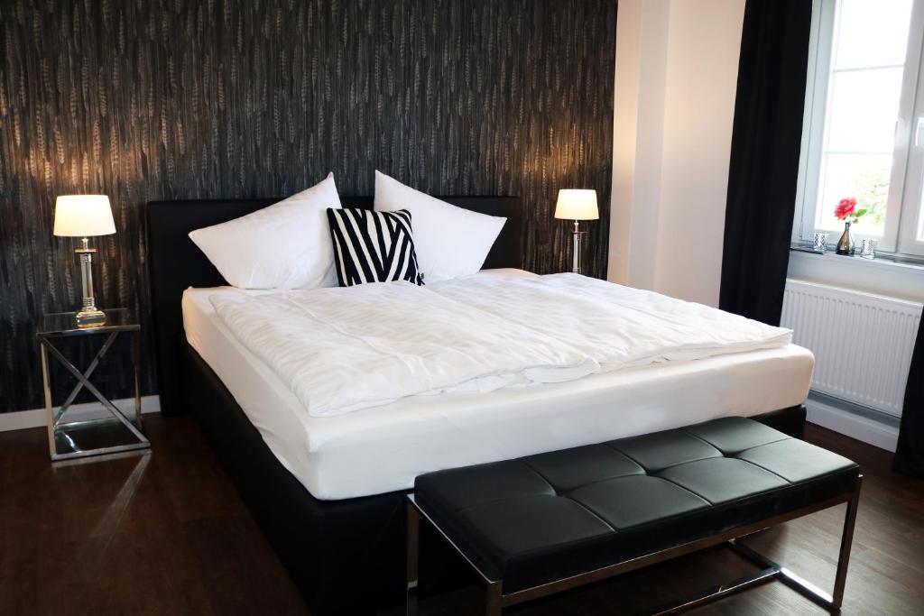 Postel nebo postele na pokoji v ubytování Kurhaus Design Boutique Hotel