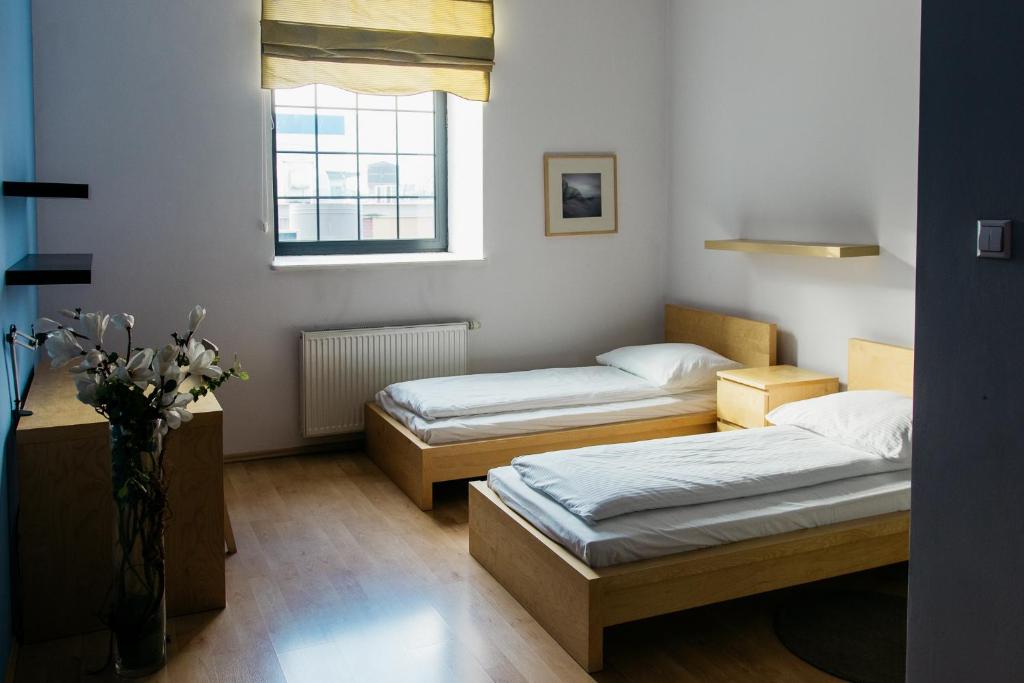 Posteľ alebo postele v izbe v ubytovaní Apartamenty „Lofty w piecowni”