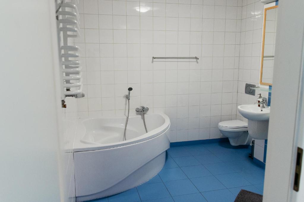 Kúpeľňa v ubytovaní Apartamenty „Lofty w piecowni”
