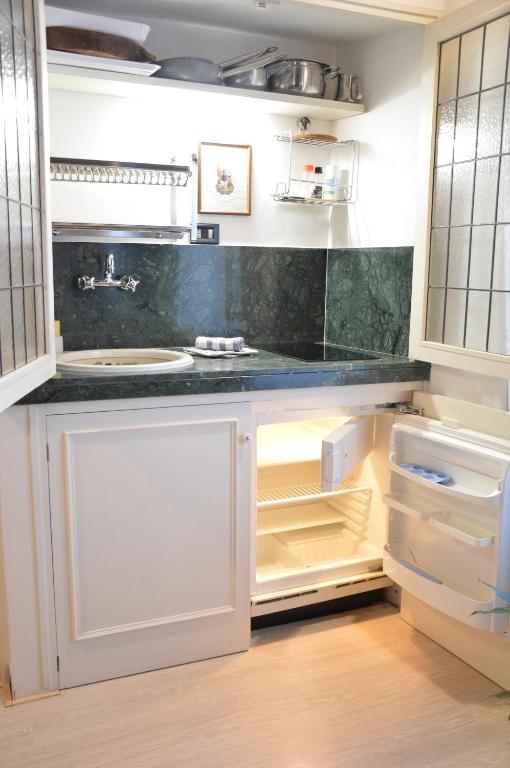 Zdjęcie z galerii obiektu Historic Center - Elegant Apartment with Charming Antiques - Raffaello Inn w Rzymie