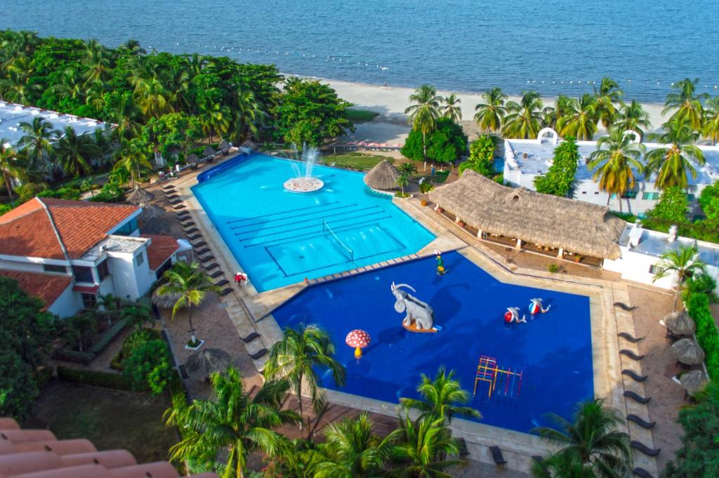 einen Luftblick auf ein Resort mit Pool und Strand in der Unterkunft GHL Relax Hotel Costa Azul in Santa Marta