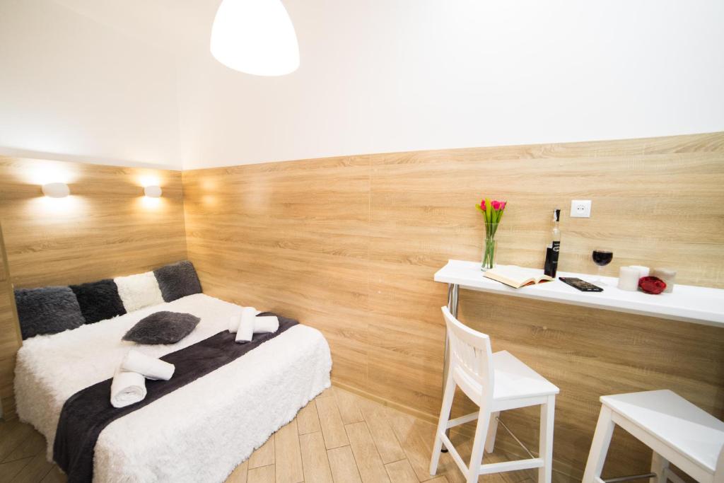 リヴィウにあるMini Economy apartments- Filatova 10のベッド2台、デスク、テーブルが備わる客室です。