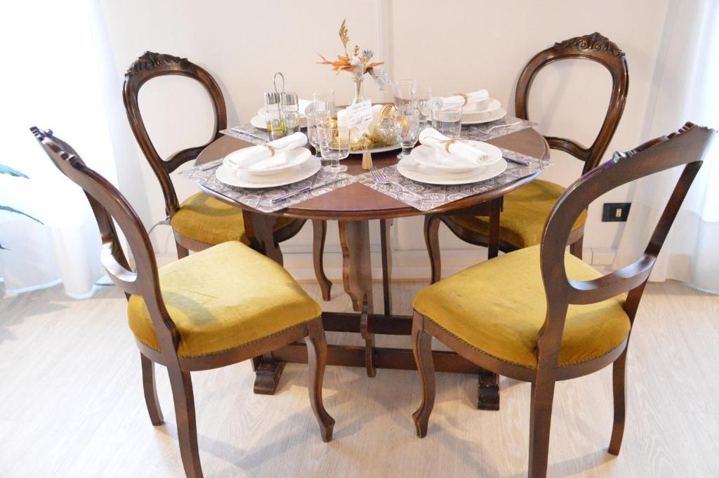 Zdjęcie z galerii obiektu Historic Center - Elegant Apartment with Charming Antiques - Raffaello Inn w Rzymie