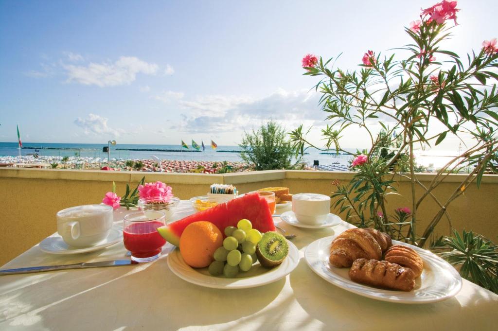ベッラーリア・イジェア・マリーナにあるSan Giorgio Savoiaのビーチの景色を望むテーブル(フルーツプレート付)