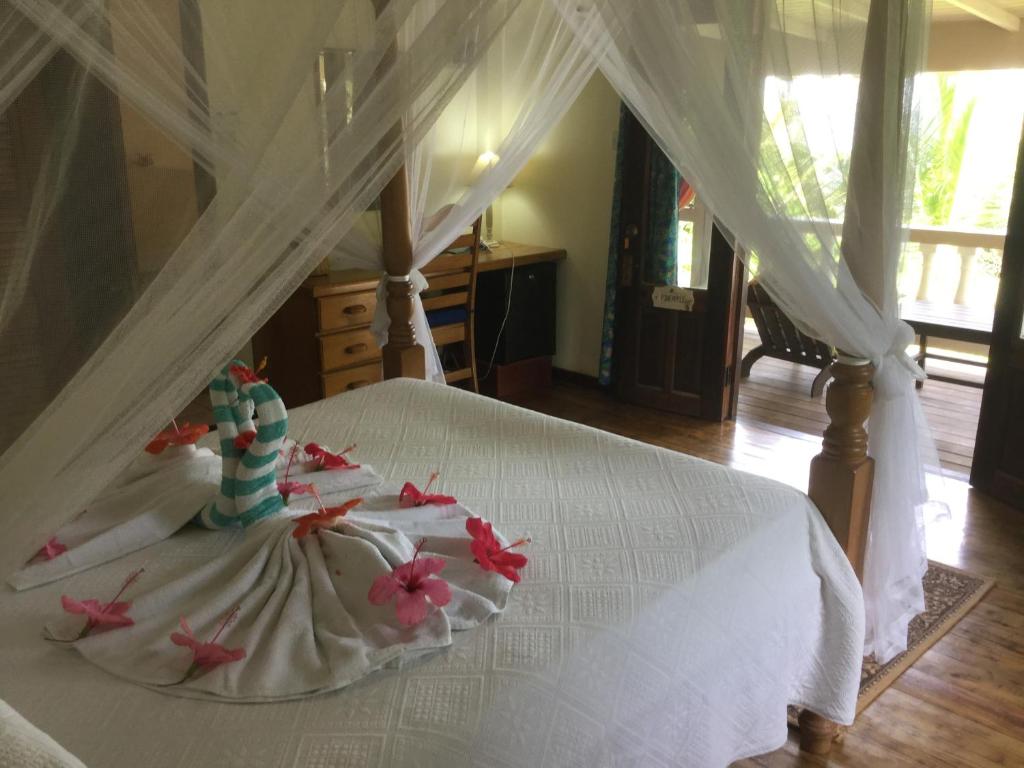 Postel nebo postele na pokoji v ubytování Petite Anse Hotel