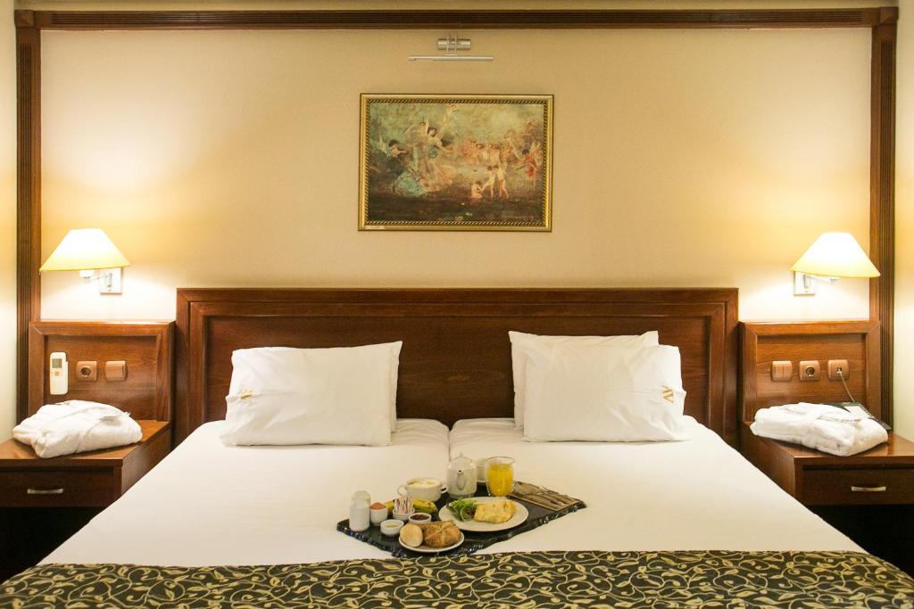 Postel nebo postele na pokoji v ubytování Avalon Airport Hotel Thessaloniki