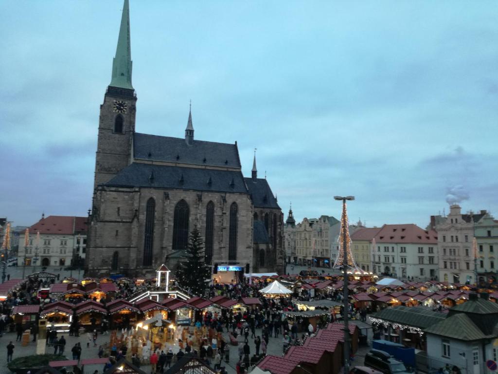 Nespecifikovaný výhled na destinaci Plzeň nebo výhled na město při pohledu z apartmánu