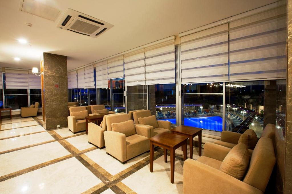 Posezení v ubytování Ramada Resort Side
