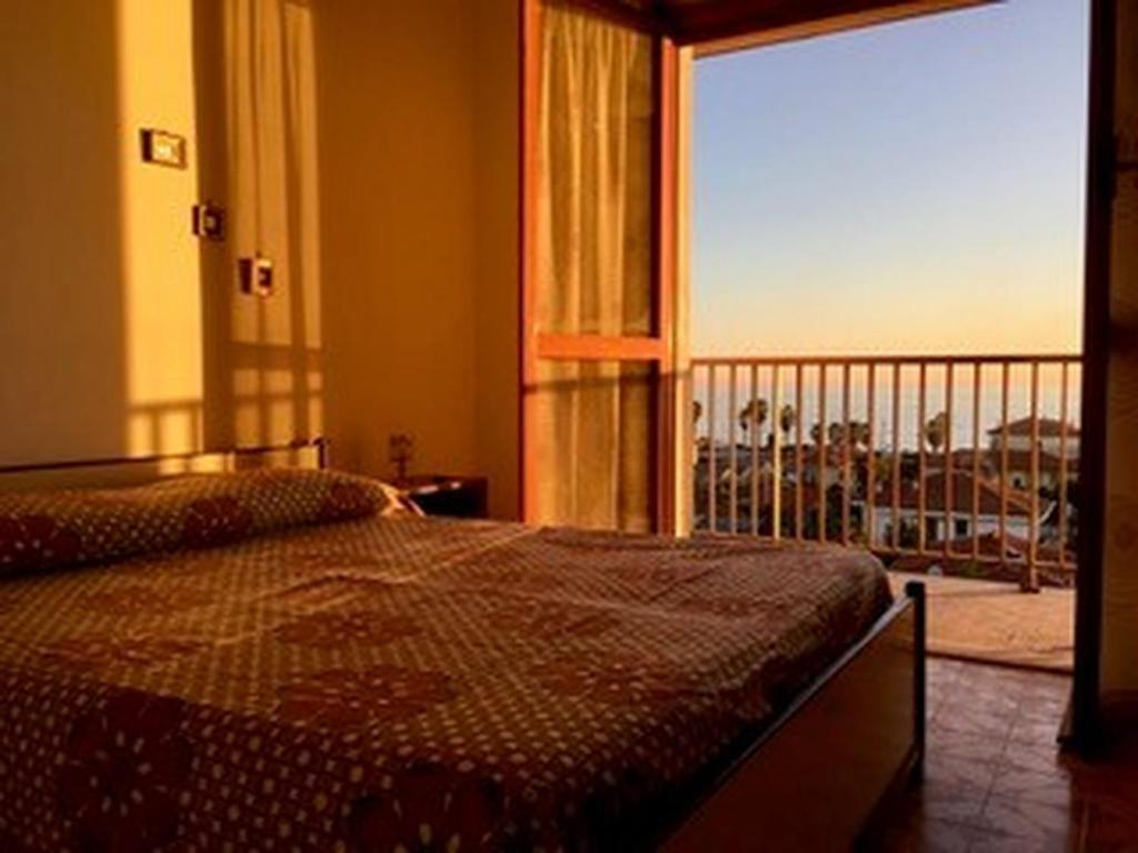 ヴァッレクロージアにあるCosta Azzurraのベッドルーム(ベッド1台付)、バルコニーが備わります。