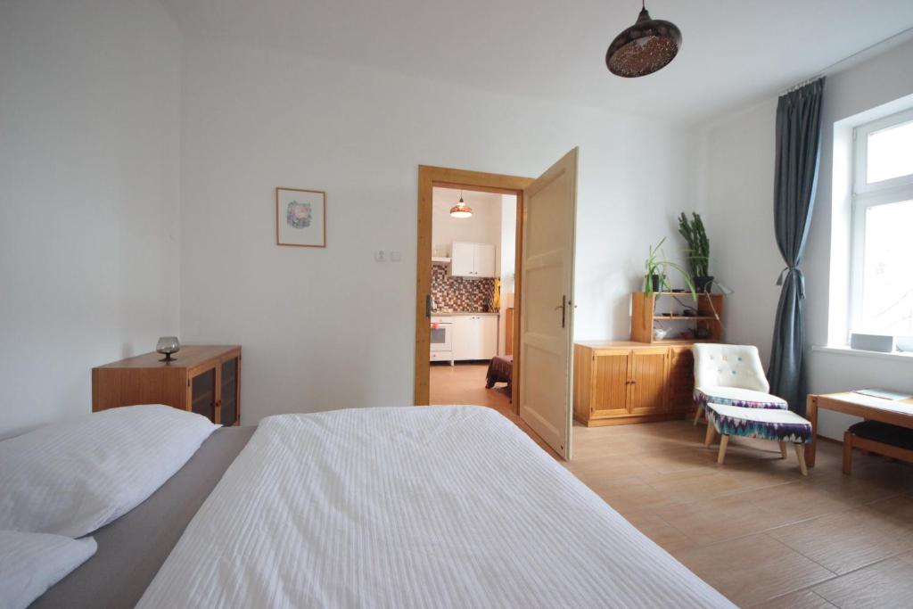 ein Schlafzimmer mit einem Bett und ein Zimmer mit einem Schreibtisch in der Unterkunft Gallery Apartment in Prag