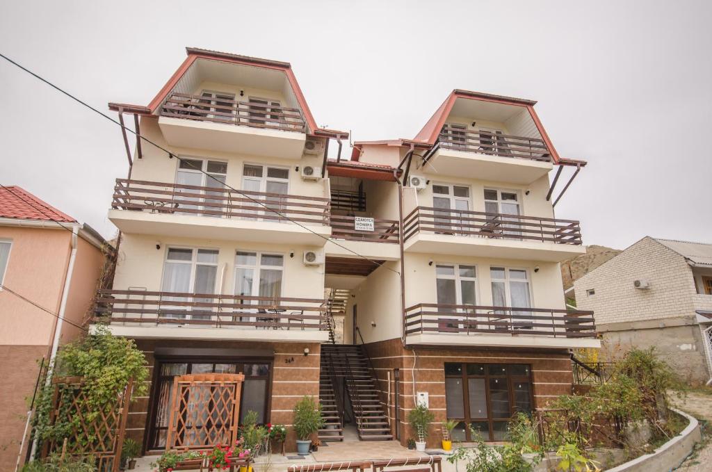 un edificio con balcones en un lateral en Uyut Guest House, en Koktebel