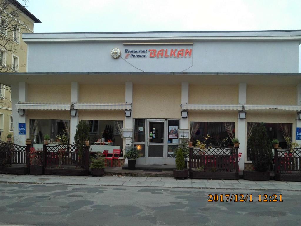 a building with a sign for a restaurant at Pension Balkan in Eisenhüttenstadt