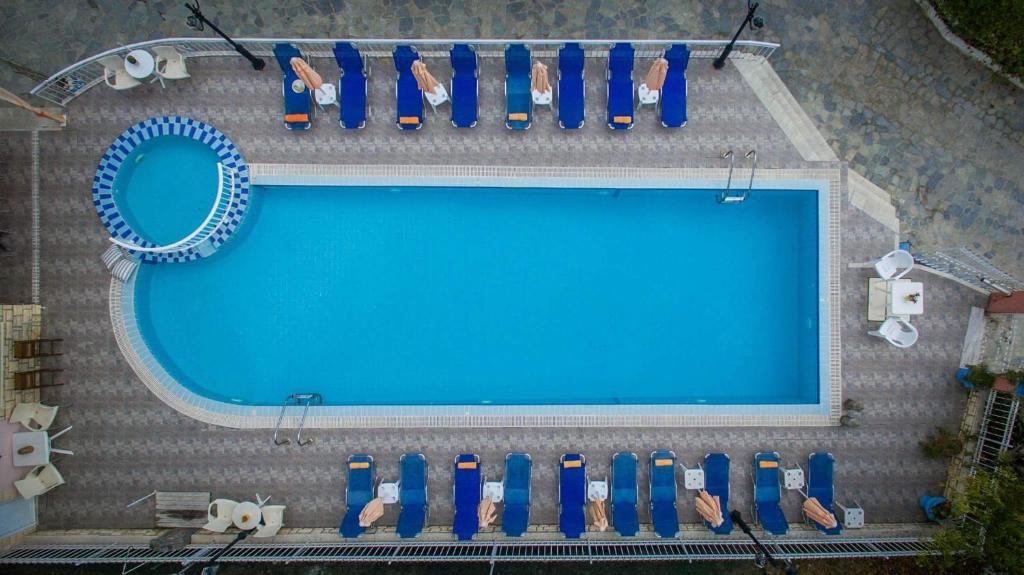 Piscina di Tsolakis Studios & Apartments o nelle vicinanze
