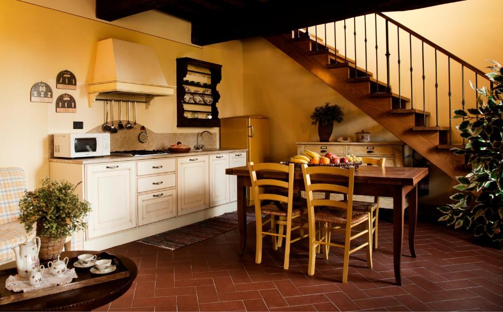 Kuchnia lub aneks kuchenny w obiekcie Agriturismo Fattoria Rozzalupi