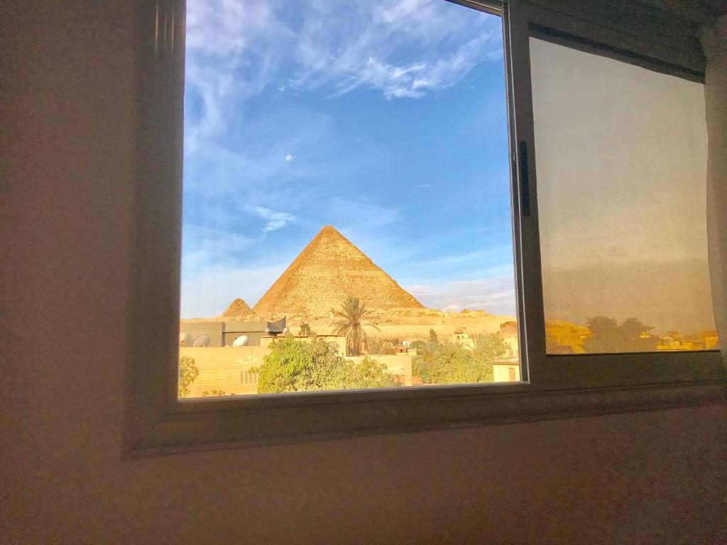 una ventana con vistas a las pirámides en 3 Pyramids View Inn en El Cairo