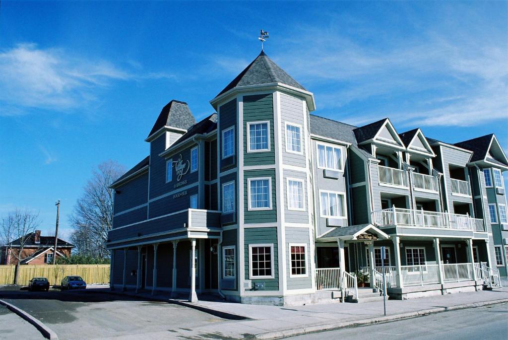 Lakefield的住宿－湖村酒店，一座蓝色和白色的大建筑,上面有十字架