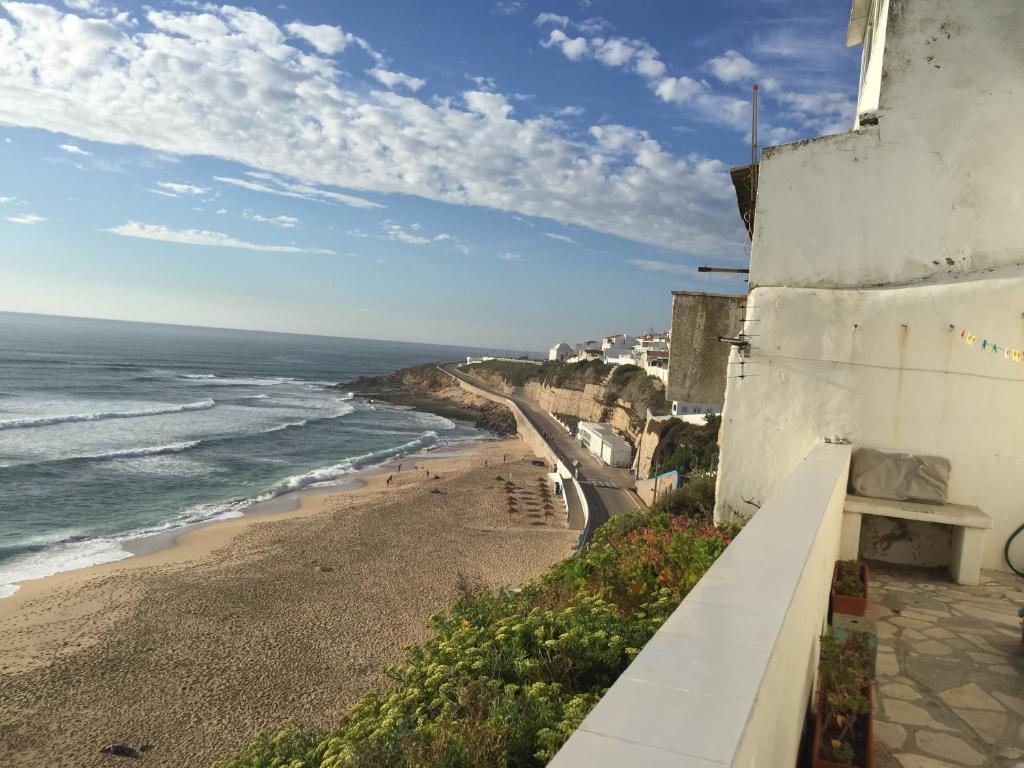 - Vistas a la playa desde un edificio en Seafront house above the beach M113, en Ericeira